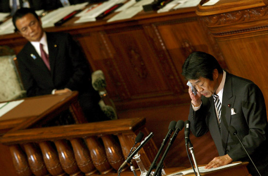 Finanzminister Nakagawa - nicht nur wegen der Wirtschaftskrise ins Schwitzen ...