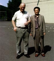 定年間近の「核シェルター管理人」と筆者（右）。核シェルターの入口で。